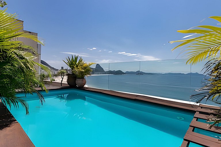 ADV002 - Cobertura tropical na praia de Copacabana